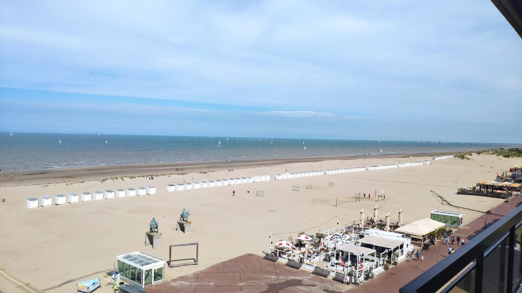 Zeezicht Vanop Het 6 De Verdiep Oostduinkerke Exteriör bild