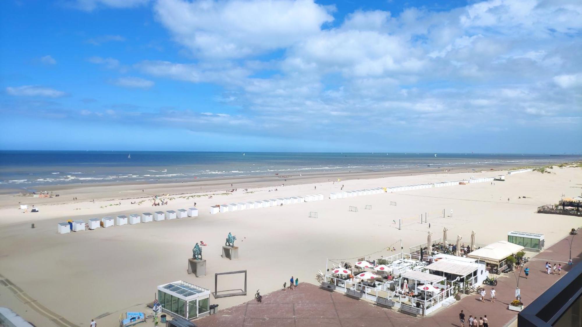 Zeezicht Vanop Het 6 De Verdiep Oostduinkerke Exteriör bild